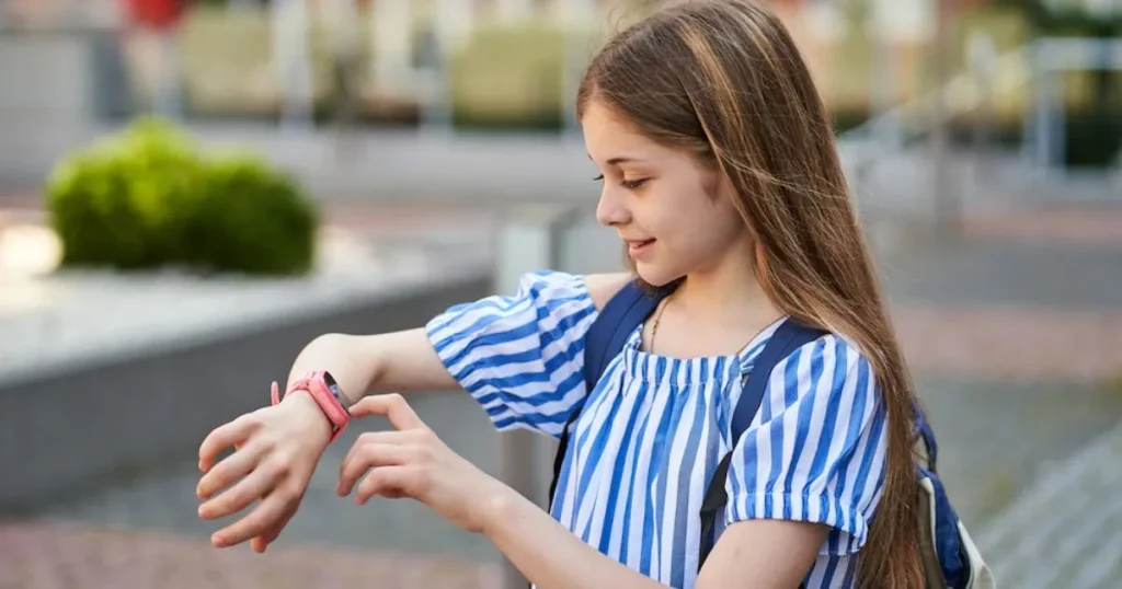 ساعت هوشمند روی دست دختران