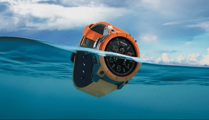 ساعت هوشمند ضد آب در آب فراوان