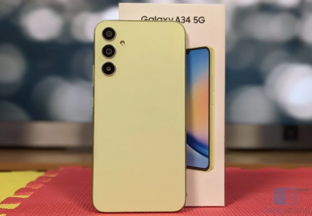 Galaxy A34 با رنگ زرد بر در کنار جعبه و سیم