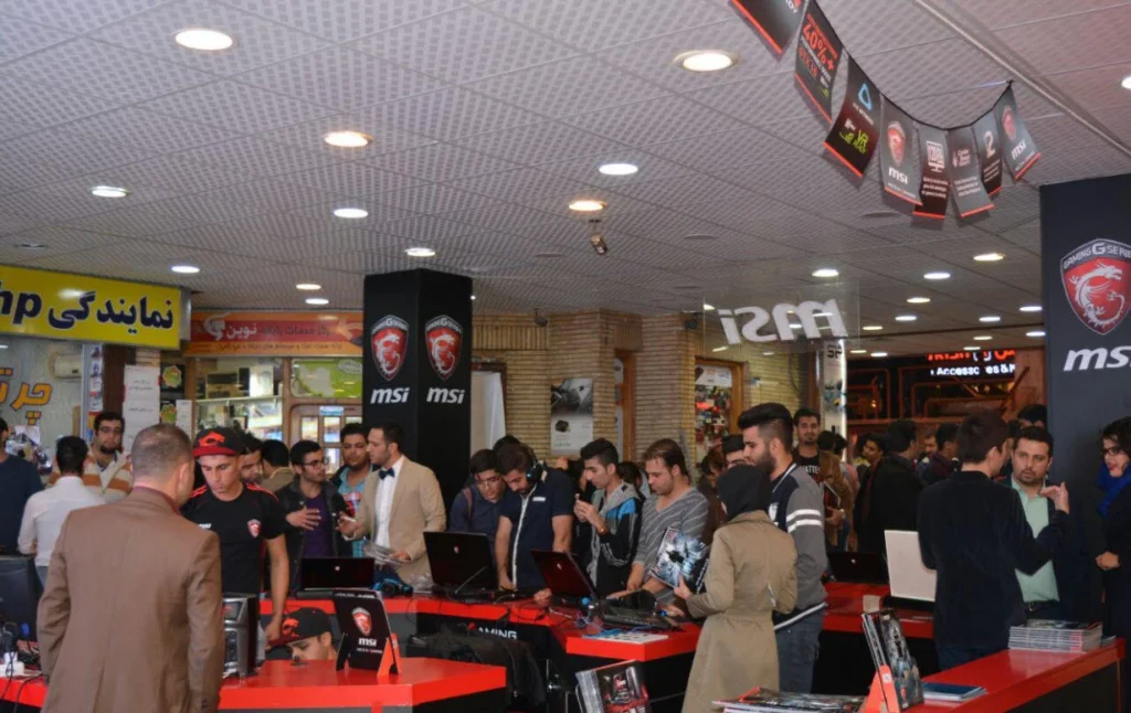 نمایی از بازار محصولات برند msi در پاساژ ملاصدرای شیراز