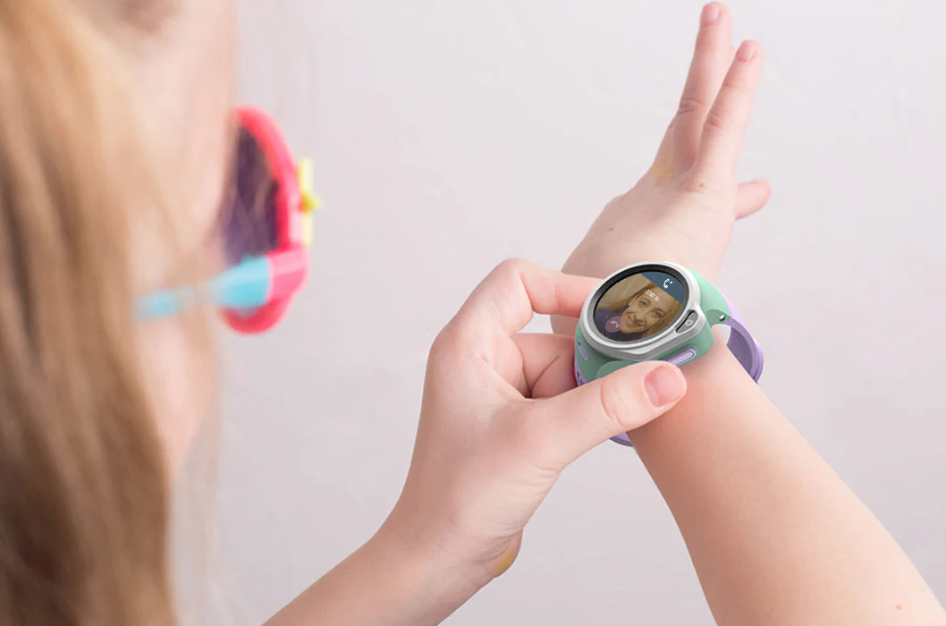 ساعت هوشمند دخترانه مخصوص کودکان با نمایش تماس تصویری و بند سبز رنگ