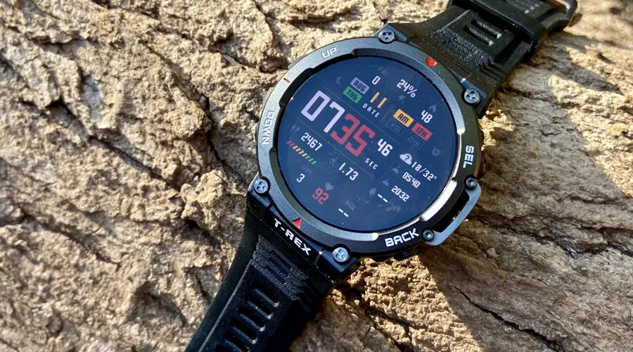 ساعت هوشمند Amazfit T-Rex بند مشکی صفحه گرد با نمایش ساعت، تاریخ، دمای هوا و ضربان قلب بر روی چوب