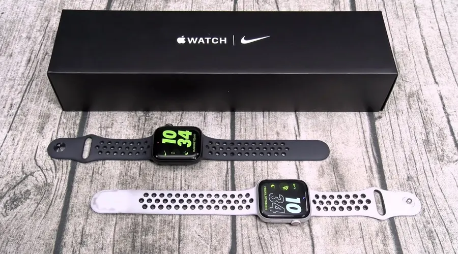 ساعت هوشمند Apple Watch Series 5 Nike سفید و مشکی روی میز طوسی و سفید