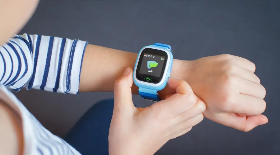 ساعت هوشمند برای بچه ها آبی رنگ با نمایش گزینه های تماس، مکان یاب، شارژ باتری و ساعت