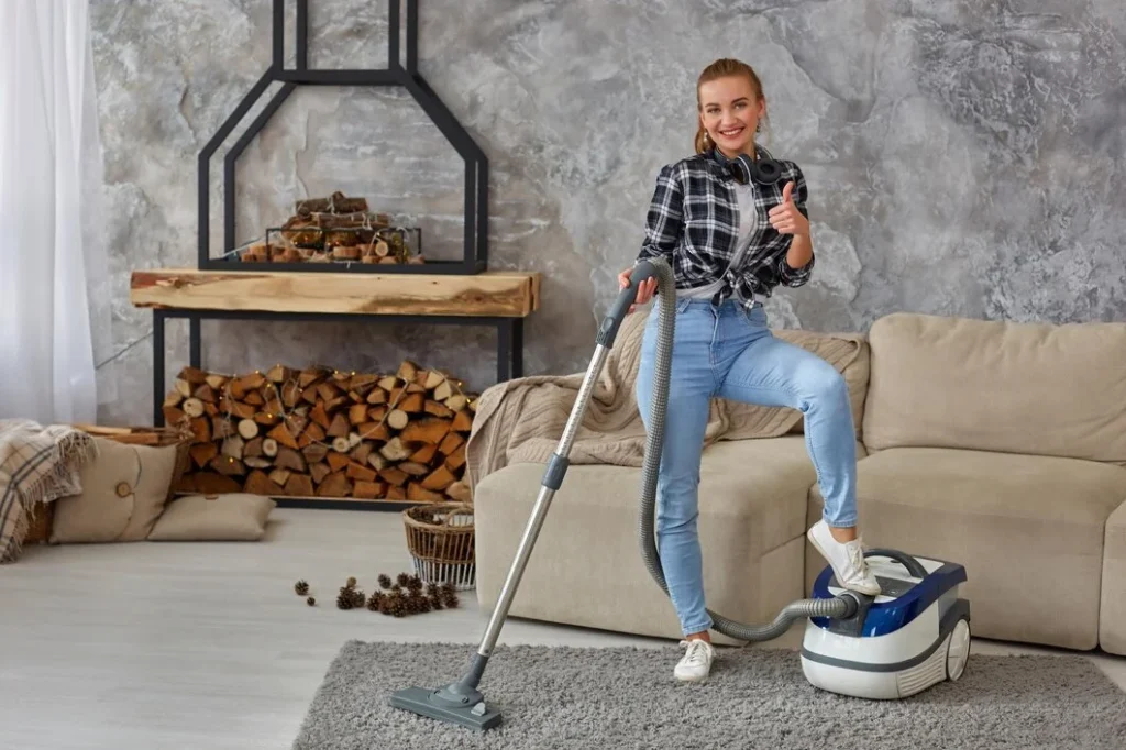 slim woman cleaning with vacuum cleaner carpet house busy cleaning day home housekeeping concept 639032 2372 - راهنمای خرید بهترین جارو برقی بوش Bosch