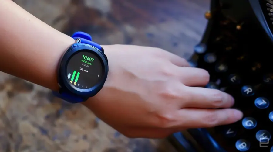 گلکسی واچ Samsung gear sport رنگ آبی صفحه گرد مشکی با نمایش ساعت و تاریخ بر روی مچ