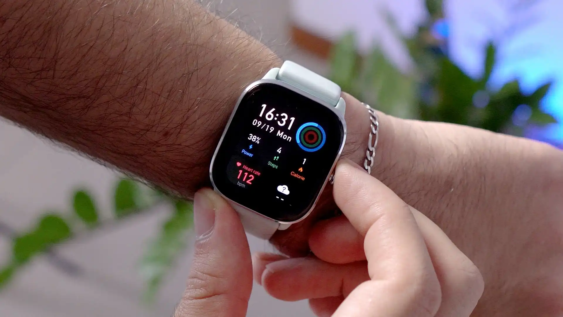 ساعت هوشمند شیائومی مدل Amazfit GTS 4 با صفحه مستطیلی روی مچ دست