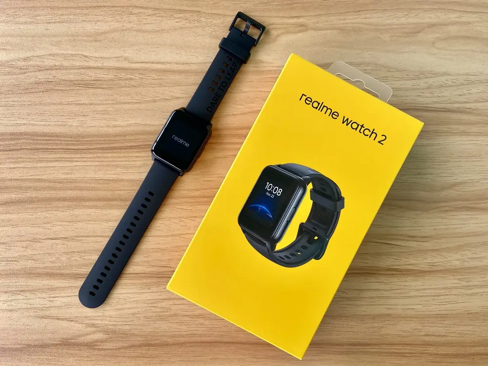 ساعت ریلمی مدل Watch2 با جعبه زرد بر روی تخته