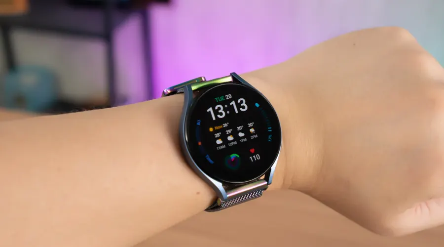 نمایش ساعت روی ساعت هوشمند سامسونگ مدل Galaxy Watch 5 44mm با صفحه گرد 