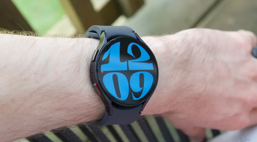 نمایش ساعت روی صفحه گرد ساعت هوشمند سامسونگ مدل Galaxy Watch 6 44mm
