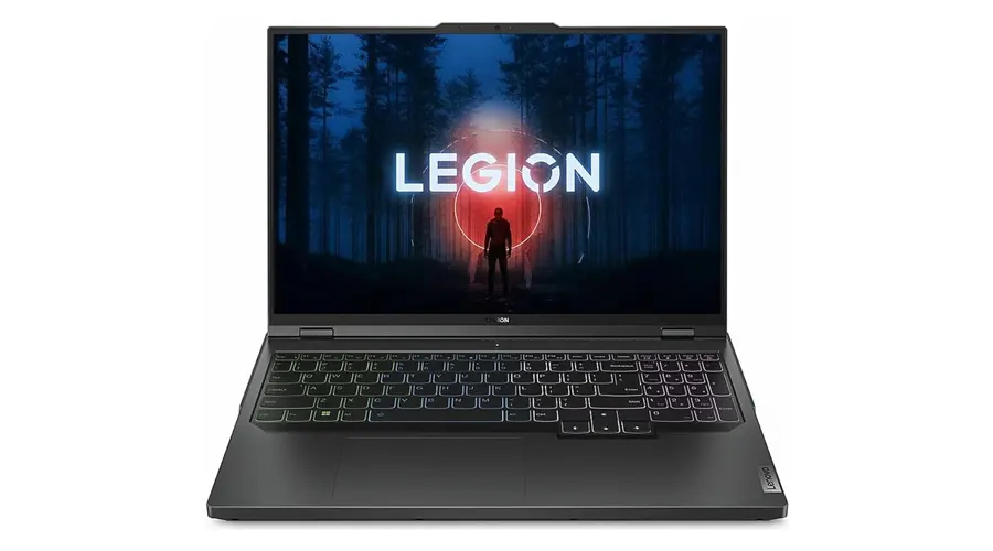 نمای روبروی لپ تاپ گیمینگ لنوو با نمایش LEGION و شخصی در جنگل