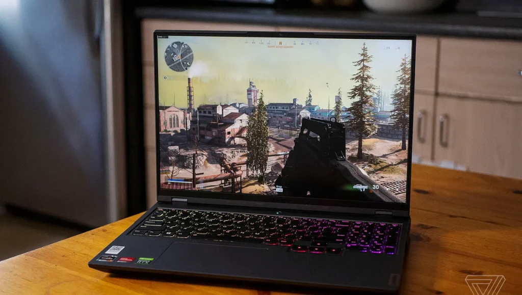 لپ تاپ لنوو Legion 5 Pro در حال اجرای یک بازی شوتینگ